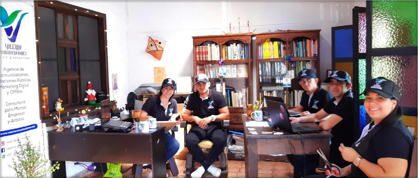 Equipo de Valeria Comunicaciones y Producciones durante un evento en vivo